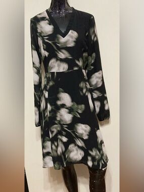 Black Floral V-Neck Long Sleeve Dress
Item# TSd19